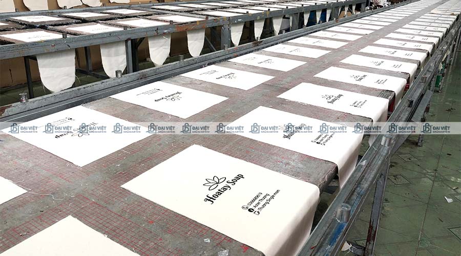 Khu vực in lụa rộng lớn, chuyên nghiệp tại xưởng Đại Việt Khu vực in lụa rộng lớn, chuyên nghiệp tại xưởng Đại Việt