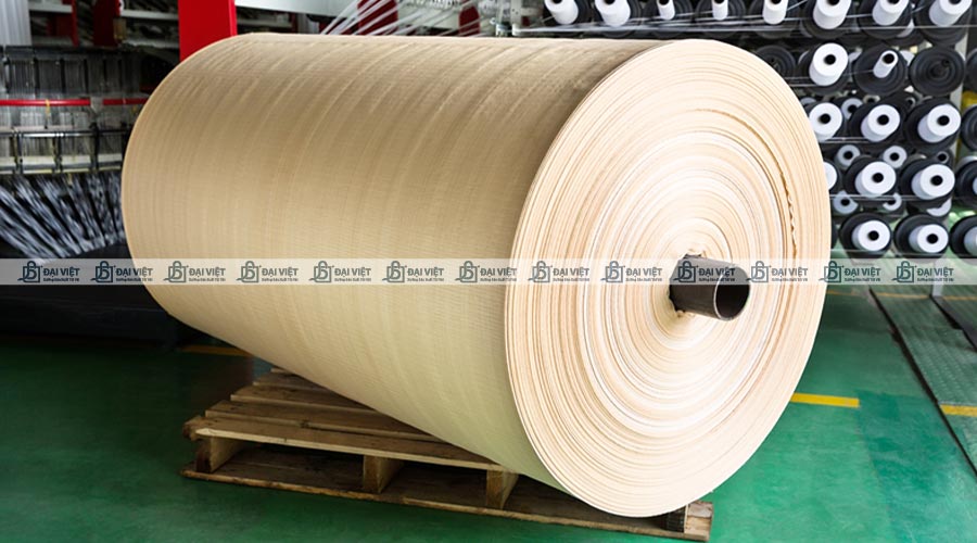 Vải PP dệt được đóng thành từng cuộn vừa phải Vải PP dệt được đóng thành từng cuộn vừa phải